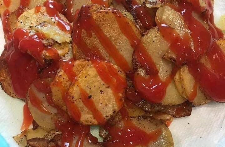 Golden Fried Potato Slices with Ketchup – A Quick and Tasty Snack